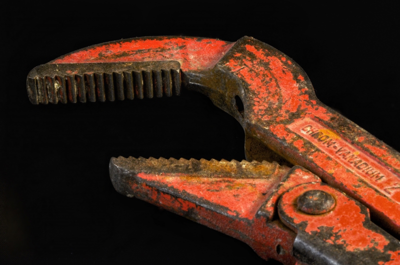 plombier-LA BRIGUE-min_pipe-wrench-318084